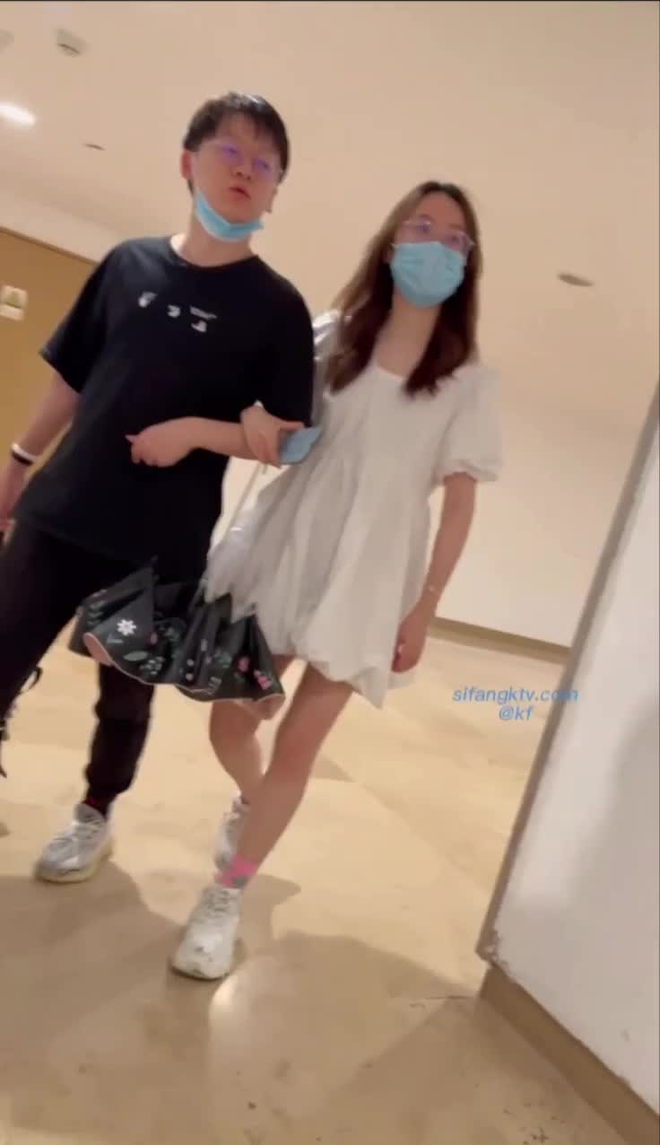 极品不穿内裤的骚货当着男朋友面抄底.MP4