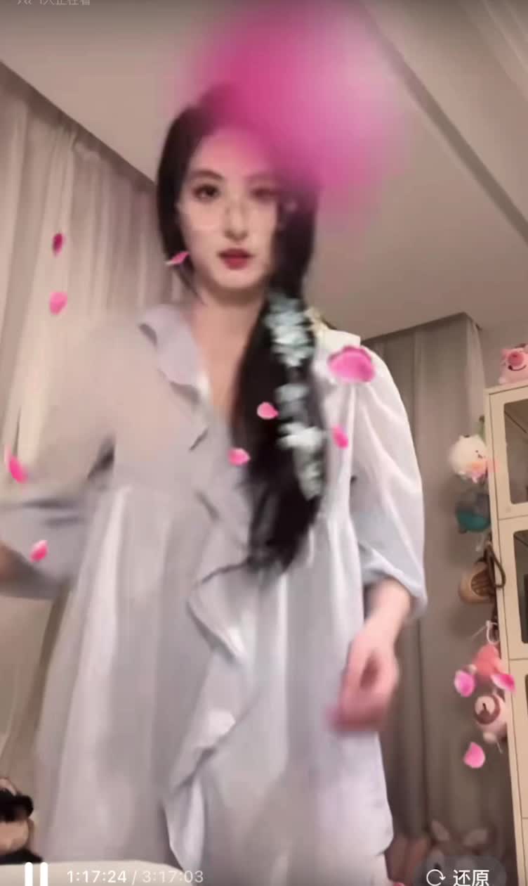 LPL解说鼓鼓走光.MP4