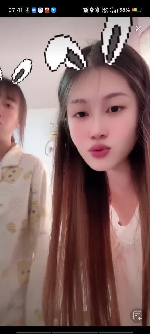 大学生走光系列真的嫩 (5).MP4