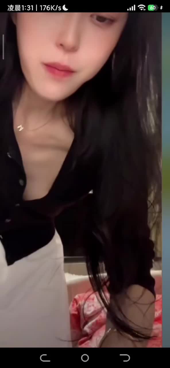 大学生走光系列真的嫩 (18).MP4