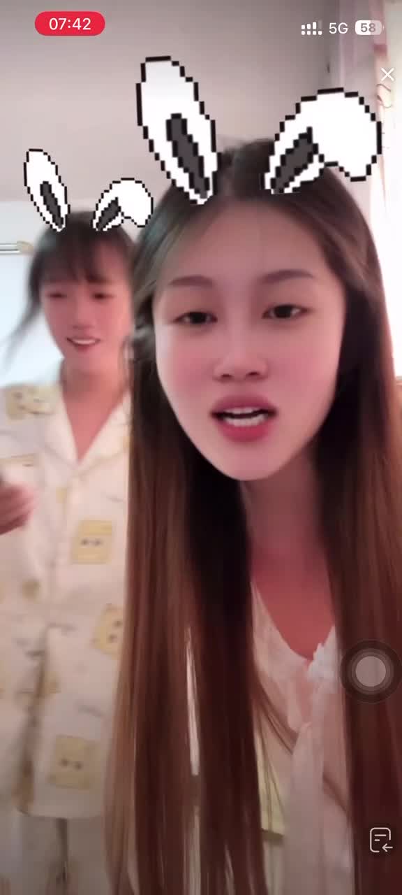 大学生走光系列真的嫩 (4).MP4