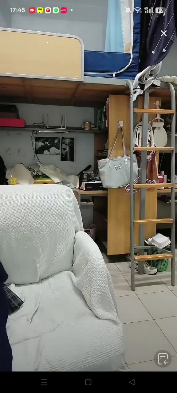 大学生走光系列真的嫩 (19).MP4