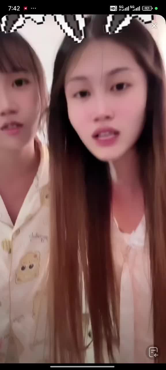 大学生走光系列真的嫩 (13).MP4