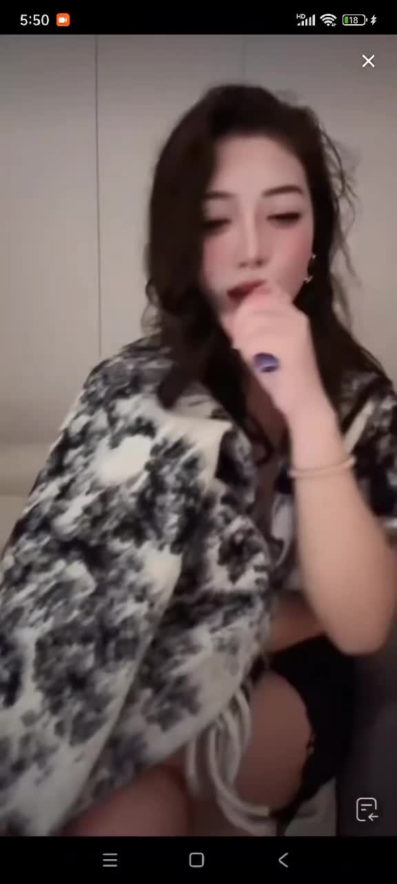 大学生走光系列真的嫩 (3).MP4