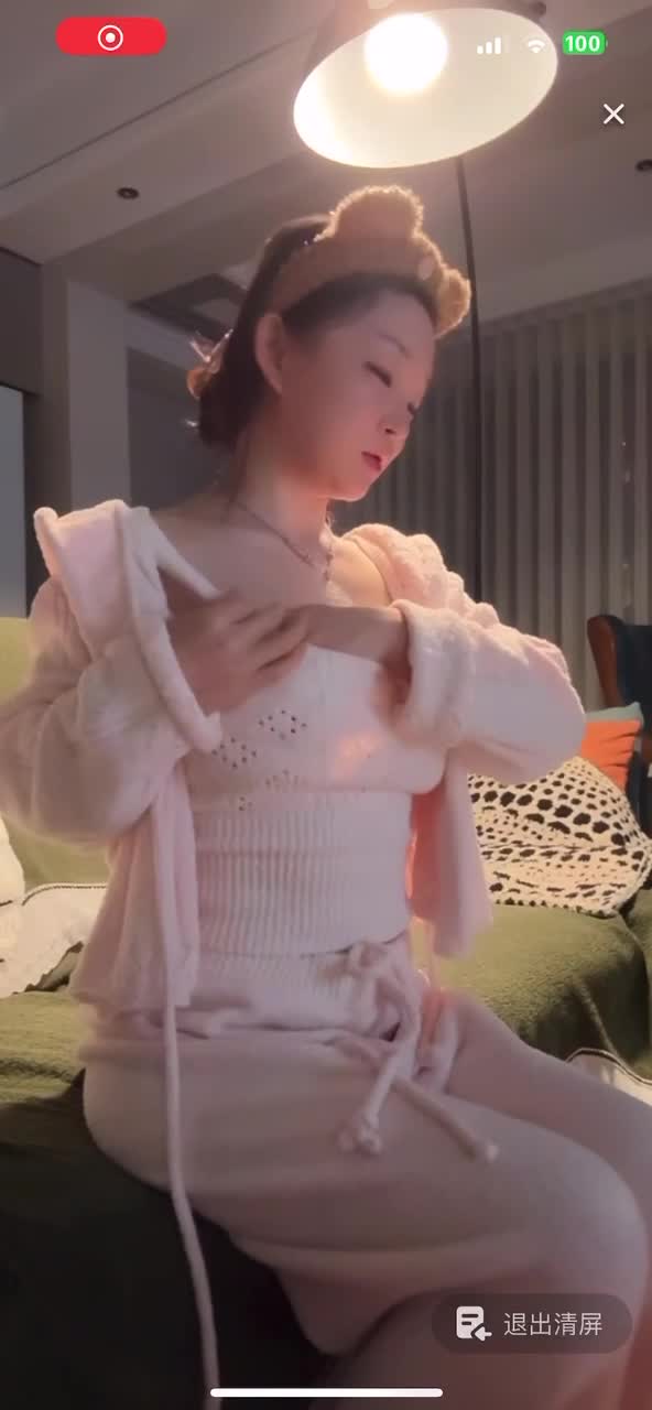 直播呢 怎么把奶子掏出来le.MP4