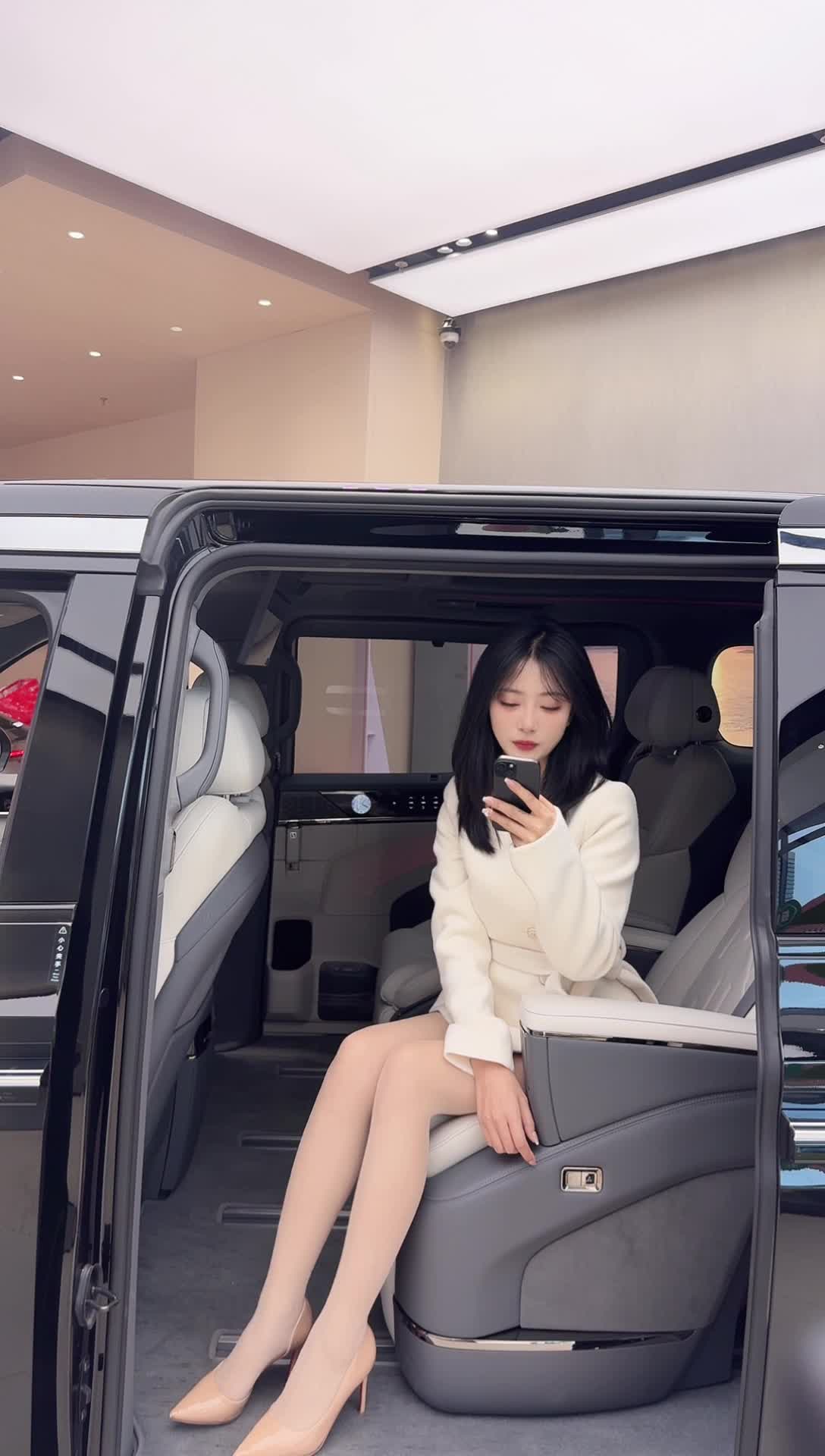 ZEEKR极氪｜乌鲁木齐会展吾悦_2025-12-27_13-17-29_005