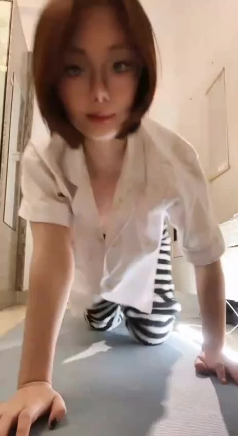 吊钟奶的诱惑走光.MP4