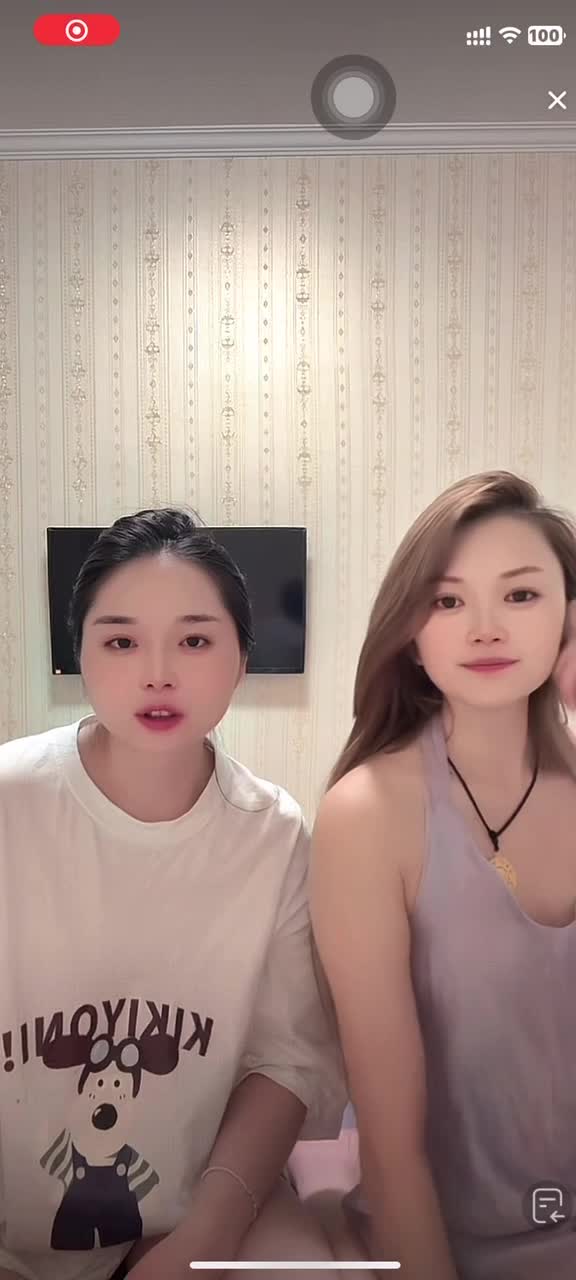 在闺蜜旁边走光.MP4