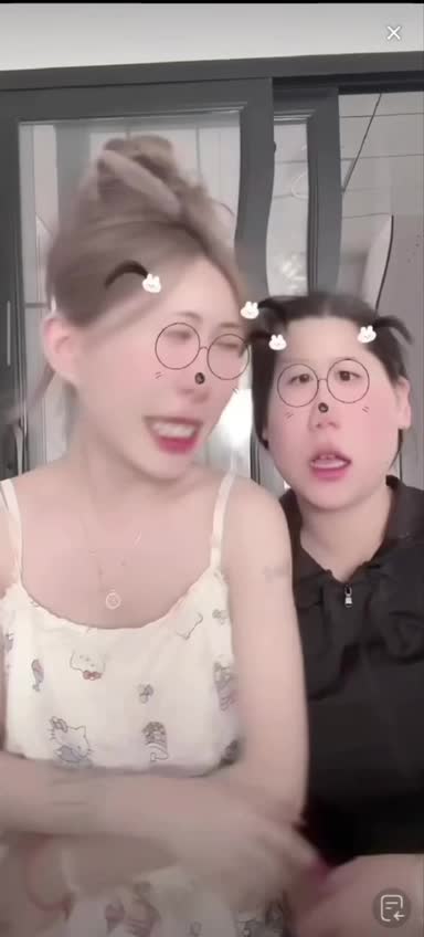 被闺蜜坑的走光露点.MP4