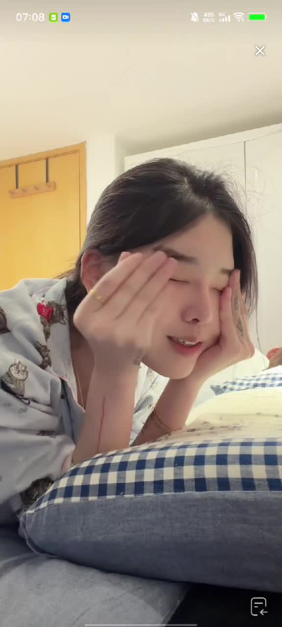 走光漏点也算极品了.MP4