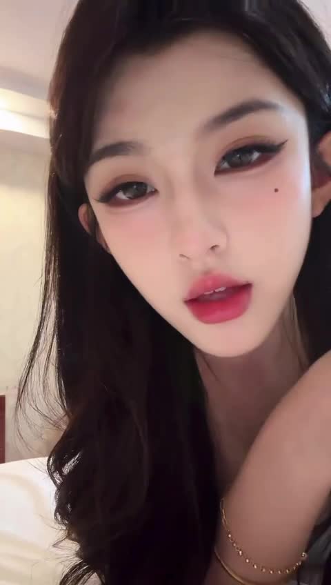 #奶昔奶昔 走光2.MOV