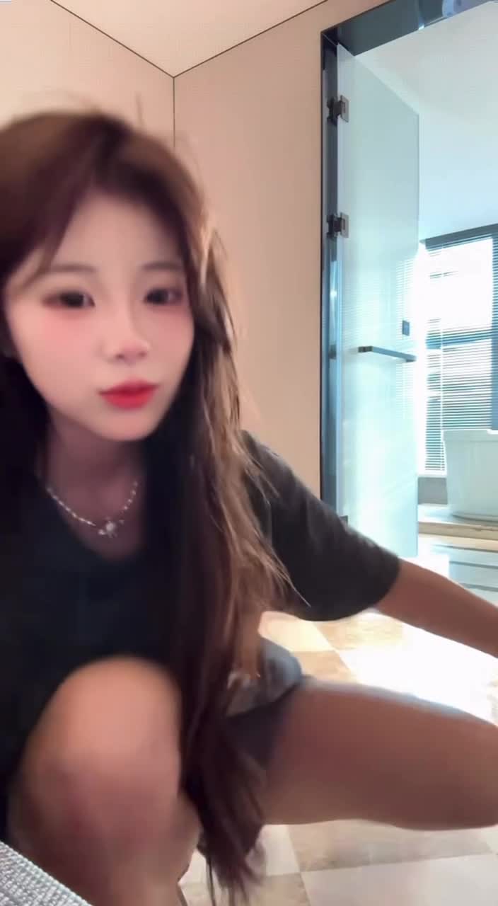 #一只懒懒 走光.MP4