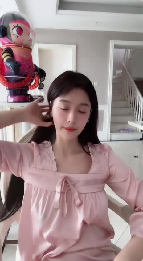 #张泛妮 走光2.MOV