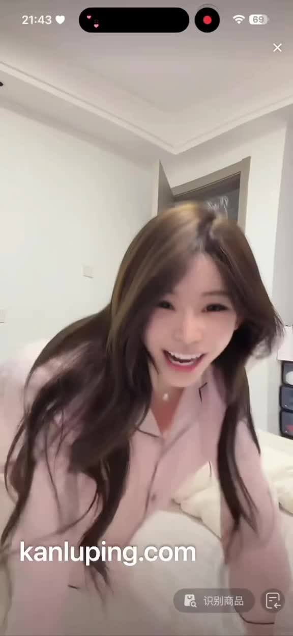 还笑呢你露点了你知道不 露个点开心成这样.MP4