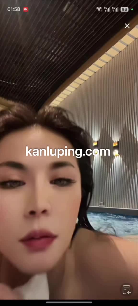 游泳不穿衣服？还直播 ！还走光 ！ buff叠满了.MP4