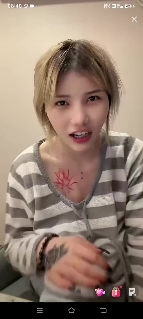 反应太慢 走光了吧 胸型还不错.MP4