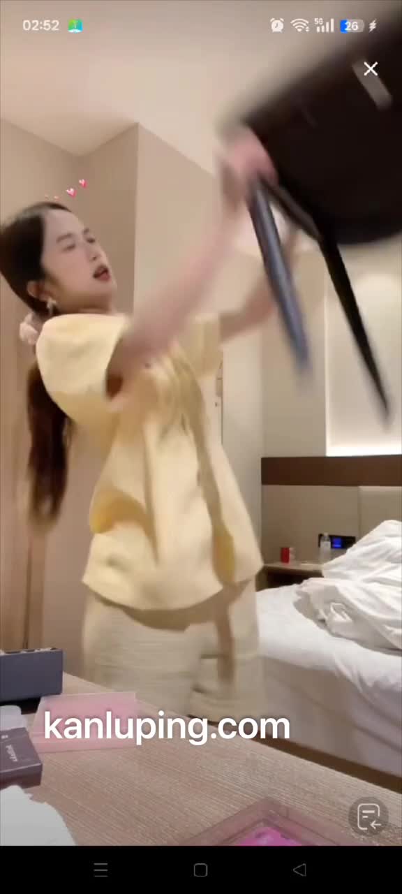 现在看来 抬凳子的走光比包腿更受用了.MP4